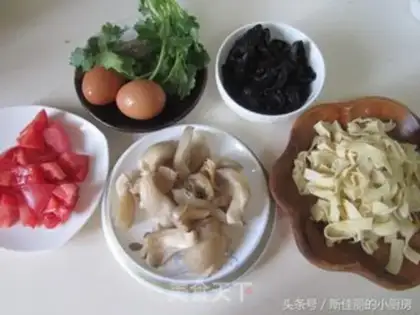 Make Tomato eggs and corn noodles step 0