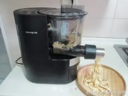 Make Tomato eggs and corn noodles step 1