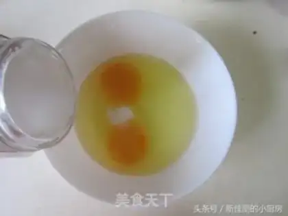 Make Tomato eggs and corn noodles step 2