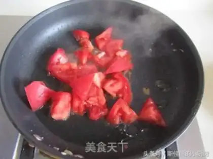 Make Tomato eggs and corn noodles step 4