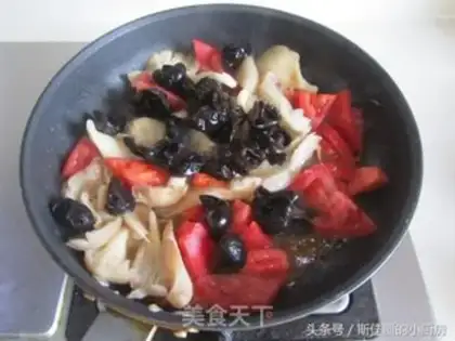 Make Tomato eggs and corn noodles step 6