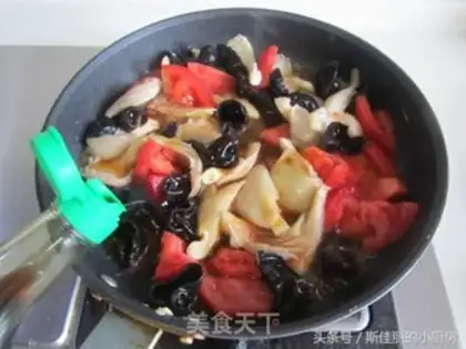 Make Tomato eggs and corn noodles step 7