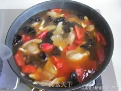 Make Tomato eggs and corn noodles step 8
