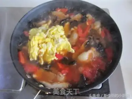 Make Tomato eggs and corn noodles step 9