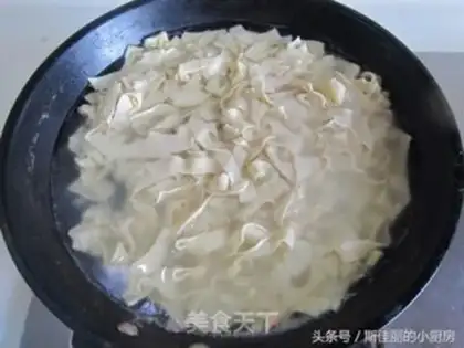 Make Tomato eggs and corn noodles step 10