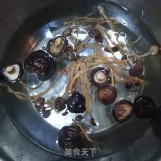 Make Twin mushroom skeletal soup step 1