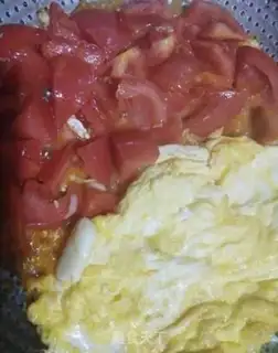 Make Tomato fried eggs step 1