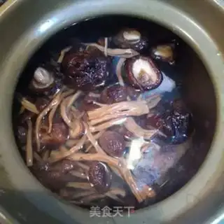 Make Twin mushroom skeletal soup step 3
