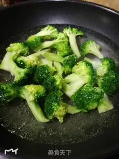 Make Cracker meat and broccoli step 1