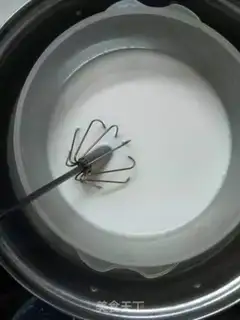 Make White sugar egg pudding step 1