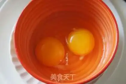 Make Tomato fried eggs step 1