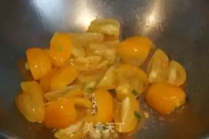 Make Tomato fried eggs step 4