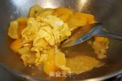 Make Tomato fried eggs step 5