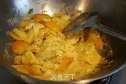 Make Tomato fried eggs step 6