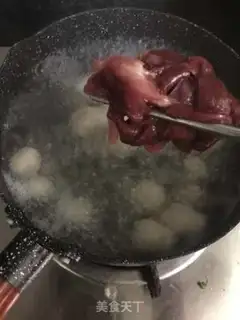 Make Pork liver, scrawny leaves soup step 3