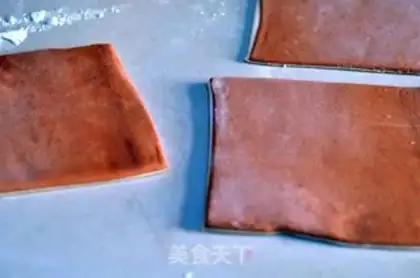 Make Double-coloured spiral roll step 4