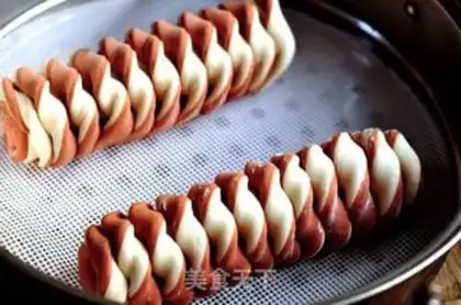 Make Double-coloured spiral roll step 8