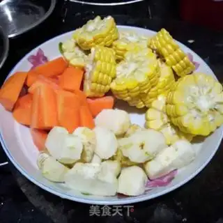 Make Pork-bone corn and hoof soup step 1