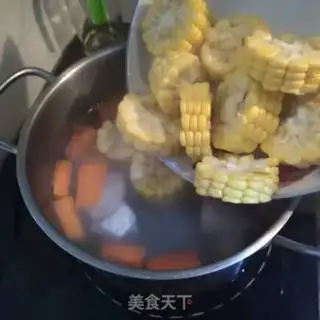 Make Pork-bone corn and hoof soup step 3