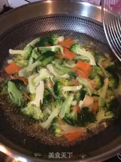 Make The broccoli mixes the eggs step 1