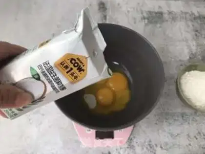 Make Yogurt soufflé muffins step 1
