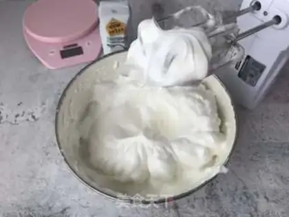 Make Yogurt soufflé muffins step 4