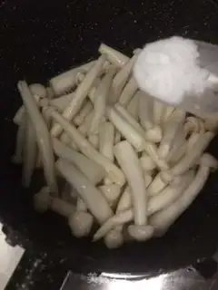 Make White mascara step 4