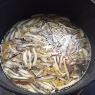 Make Soup with mushrooms and soybeans step 5