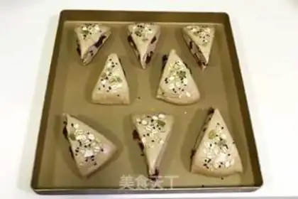 Make Cinnamon overberry scone step 12