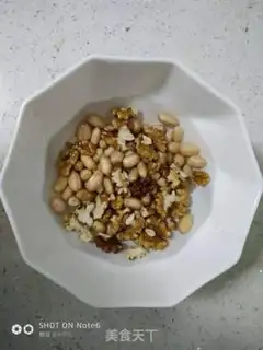 Make Little corn walnuts, peanut gravy step 0