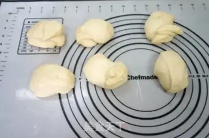 Make Chinese bean rolls step 7