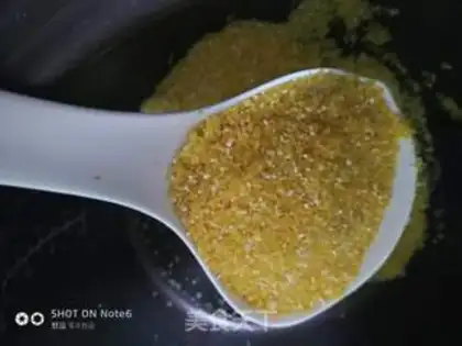 Make Little corn walnuts, peanut gravy step 2