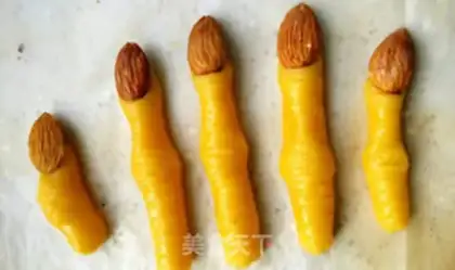 Make Halloween witch finger crackers step 7