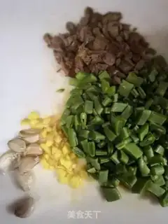 Make Five fragrances of chicken and fried lentils step 1