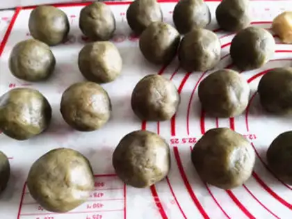 Make Green bean salve bean mooncake step 6