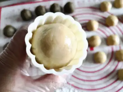 Make Green bean salve bean mooncake step 8