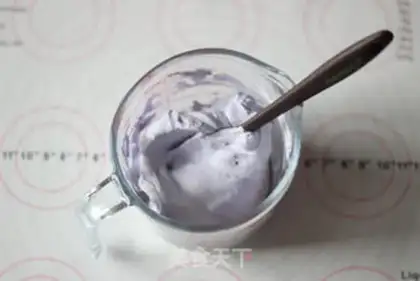 Make Halloween devil cake step 14