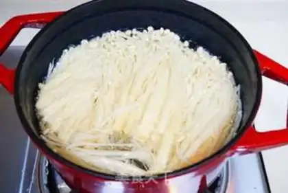 Make Red-oiled needle mushrooms step 1
