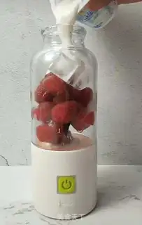 Make Strawberry shakes step 2