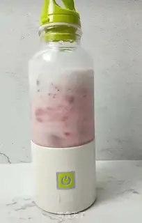 Make Strawberry shakes step 3