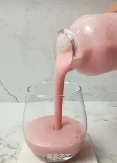 Make Strawberry shakes step 4