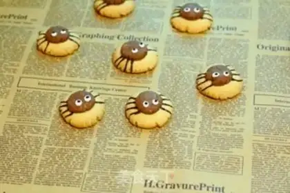 Make Spider crackers step 14
