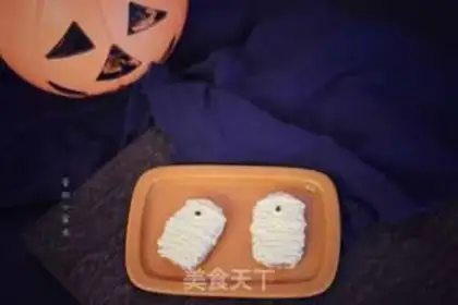 Make Halloween mummies step 4