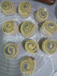 Make Pumpkin sesame roll step 5