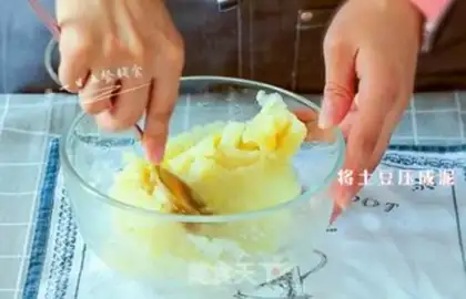 Make Scratches of onions step 1