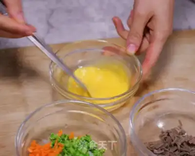 Make Vegetable silver fish steamed eggs step 3