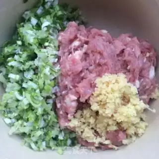 Make Celery pork dumplings step 2