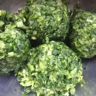 Make Celery pork dumplings step 3