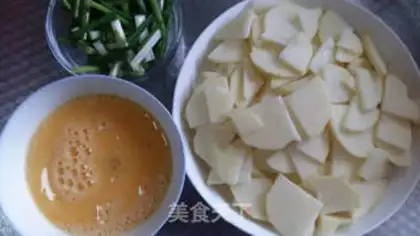 Make Potato onion fried eggs step 1
