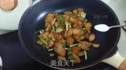 Make Potato onion fried eggs step 4